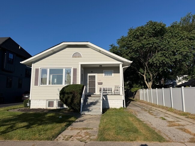 Building Photo - 472 N Larch Ave