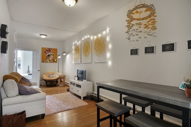 Photo - 402 Monroe St