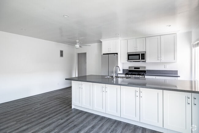 2BR, 2BA - 1,000SF - Kitchen & Dining Area