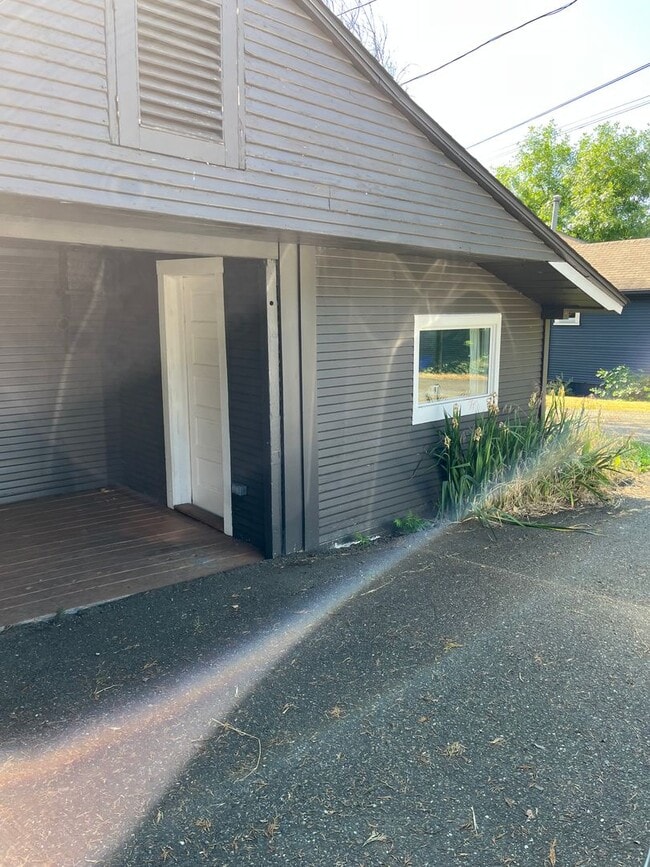 Photo - Cute and clean 2 Bedroom 1 Bathroom home in the heart of Roseburg.