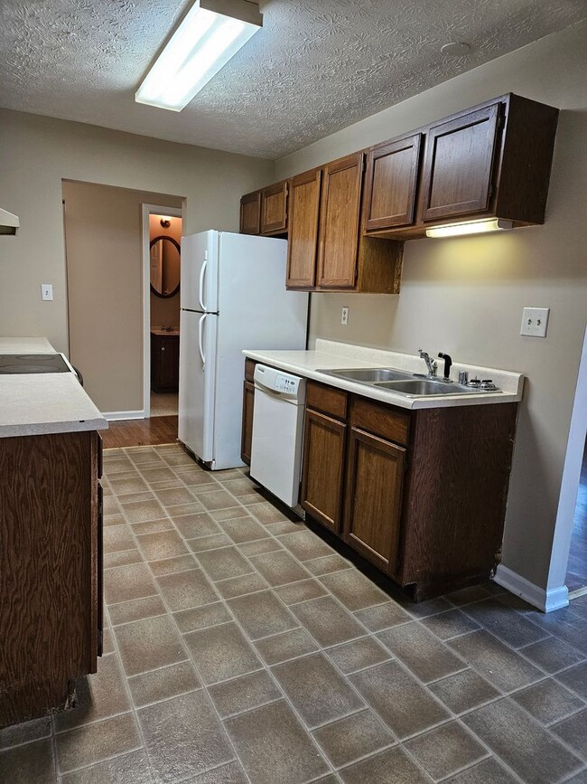 Building Photo - Scoop this 2 bedroom duplex up before someone else does!