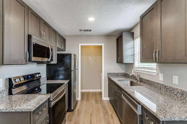 Updated & Conveniently Located 2 Bedroom Apartment in South Fort Worth