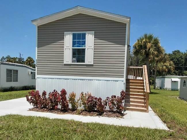 Building Photo - 4328 Mailbox Ave