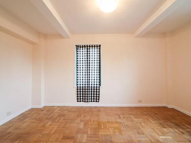 Photo - 5 Metropolitan Oval Unit 7B