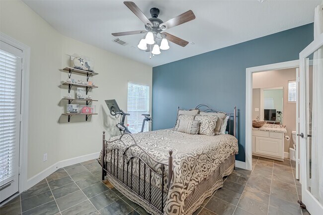 Photo - 410 Fowler St