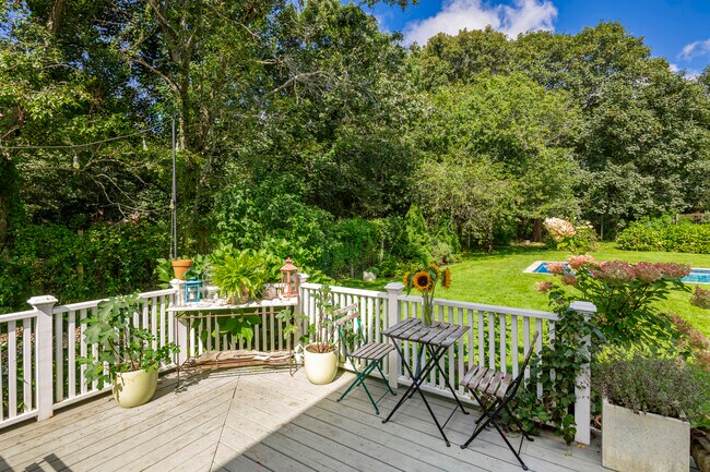 Photo - 251 Meadows W