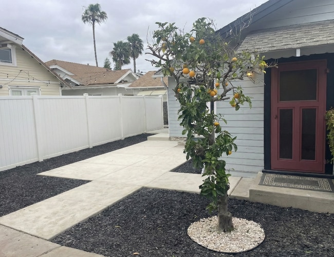 Building Photo - 5035 Mansfield Unit Back