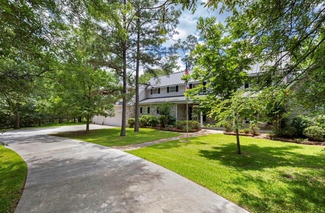 Building Photo - 16201 Surrey Ln