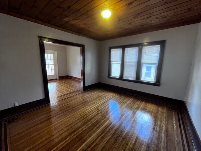 Building Photo - 16-18-18 Hillendale St Unit 16 Hillendale St