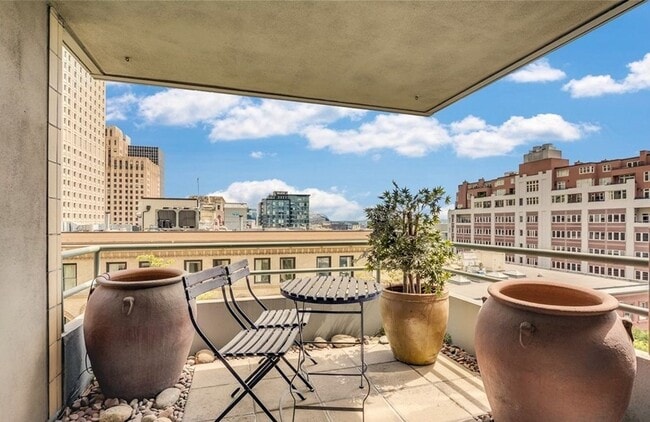 Building Photo - Spacious condo at the iconic Watermark Towers