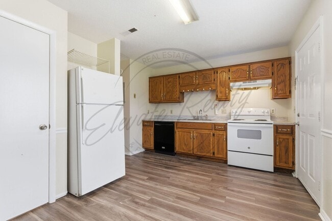 Building Photo - Spring Special: Charming 2 Bed / 1.5 Bath Townhouse in Cookeville Unit Peek 402  2