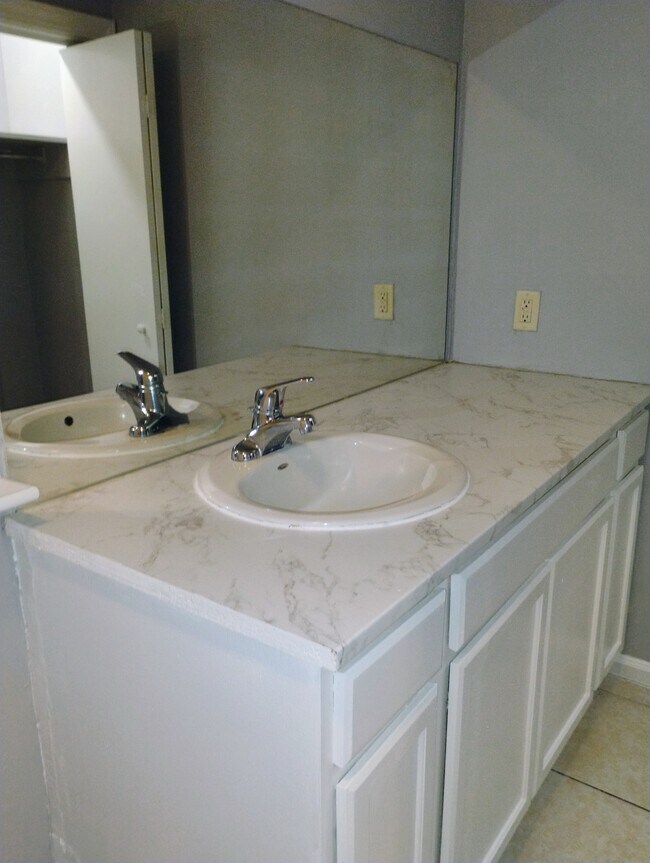 Photo - 1612 Cedar Lake Dr Unit B