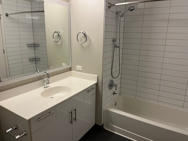 Photo - 211 W Scott St