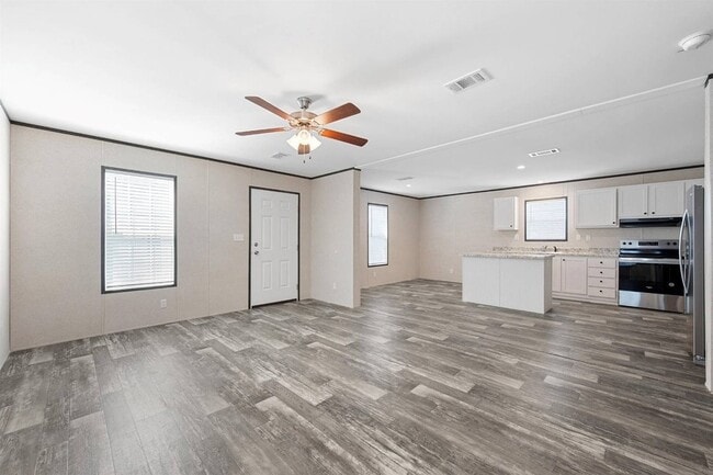 Photo - 305 W Buell Dr