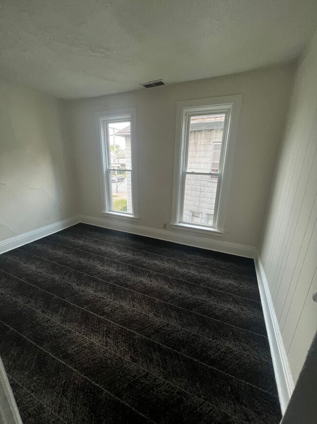 Building Photo - 508-10 E 6th St Unit 1/2 Rental