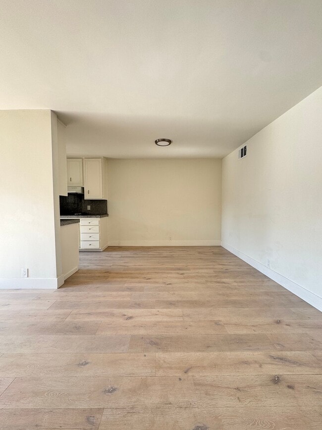 Photo - 226 N La Peer Dr