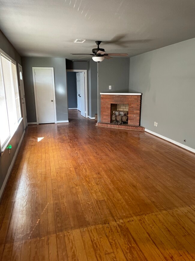 Photo - 904 E Main St