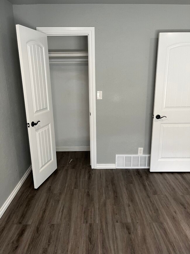 Photo - 121 G St