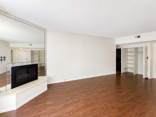 Photo - 17914 Magnolia Blvd Unit 128
