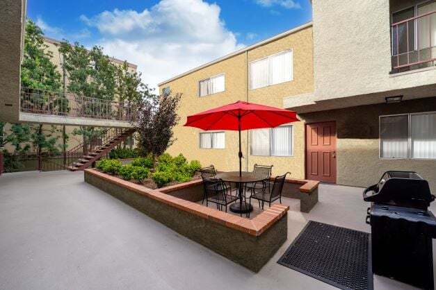 El patio con máquina de barbacoa y asientos de patio en Ridgeview Apartments en Northridge