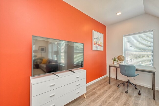 Photo - 1924 Calumet St Unit 202