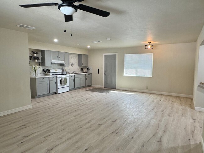 Photo - 3 Bedroom 2 Bath unit in duplex MOVE IN RE... Unidad 102