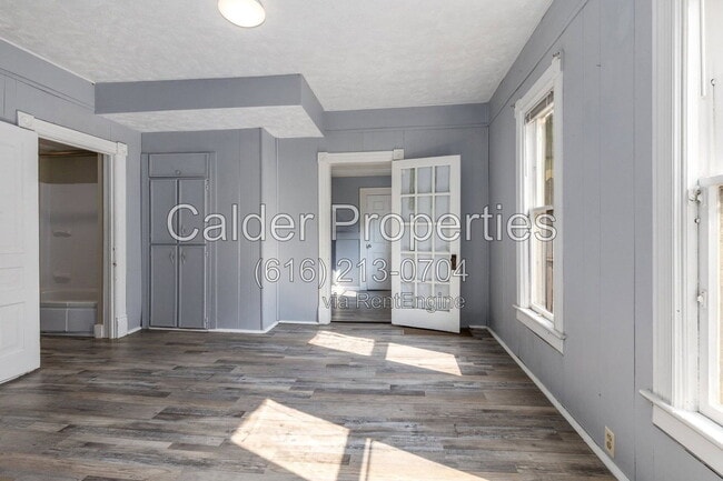 Photo - 143 Page St NE