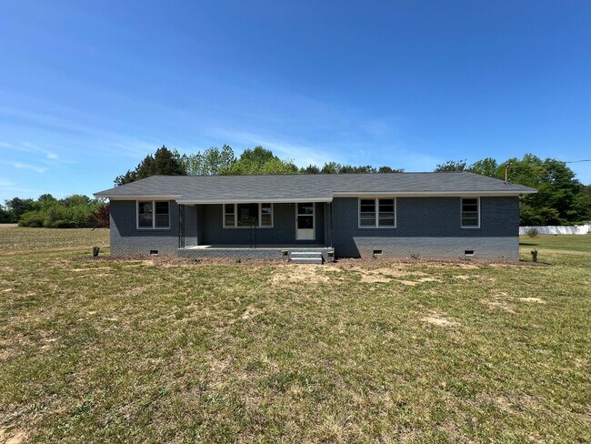 Photo - Spacious 4-Bed, 2-Bath Country Home - 1 Acre of Privacy