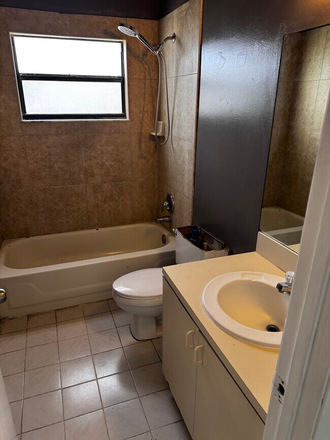 Photo - 1047 Abrams Blvd