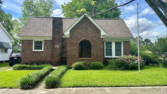 Building Photo - Cute 2 bedroom Home