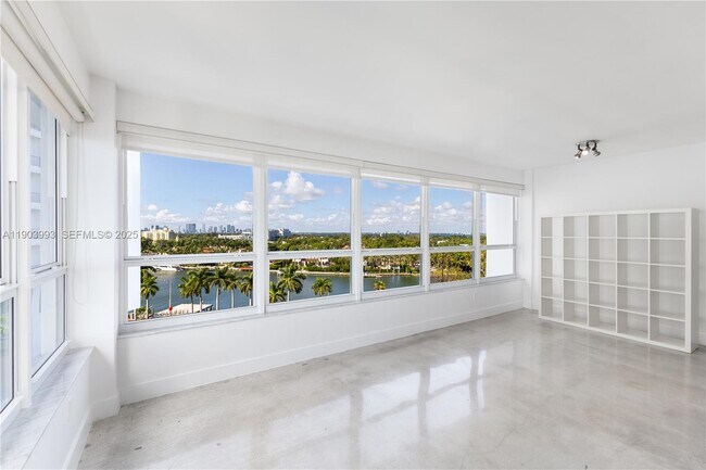 Building Photo - 4925 Collins Ave Unit 8F