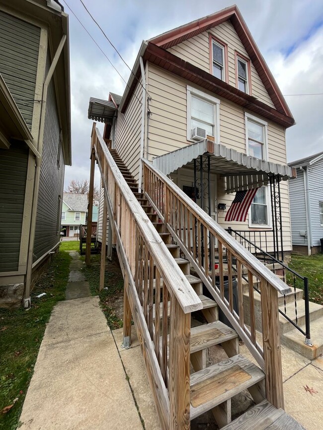 Photo - 210-210.5-2105 E Walnut St