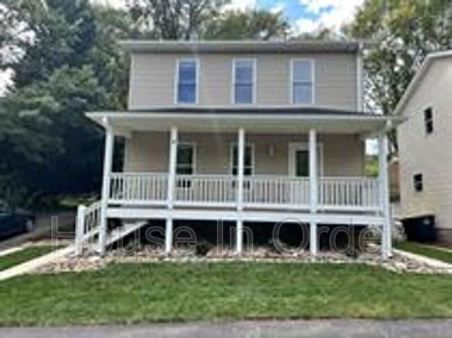 Building Photo - 6 4th St Rental