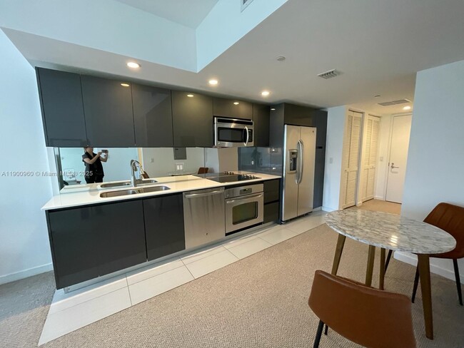 Photo - 31 SE 6th St Unidad 505