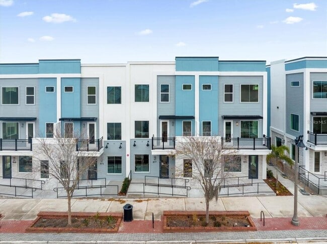 Building Photo - 879 City Walk Ln