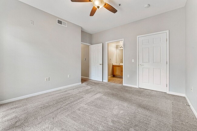 Building Photo - Ground Floor! No Stairs! 2Bed / 2 Bath Condo in Englewood!