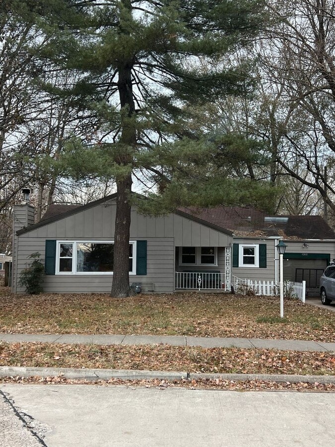 This 1224 square foot single family home h... - This 1224 square foot single family home h...