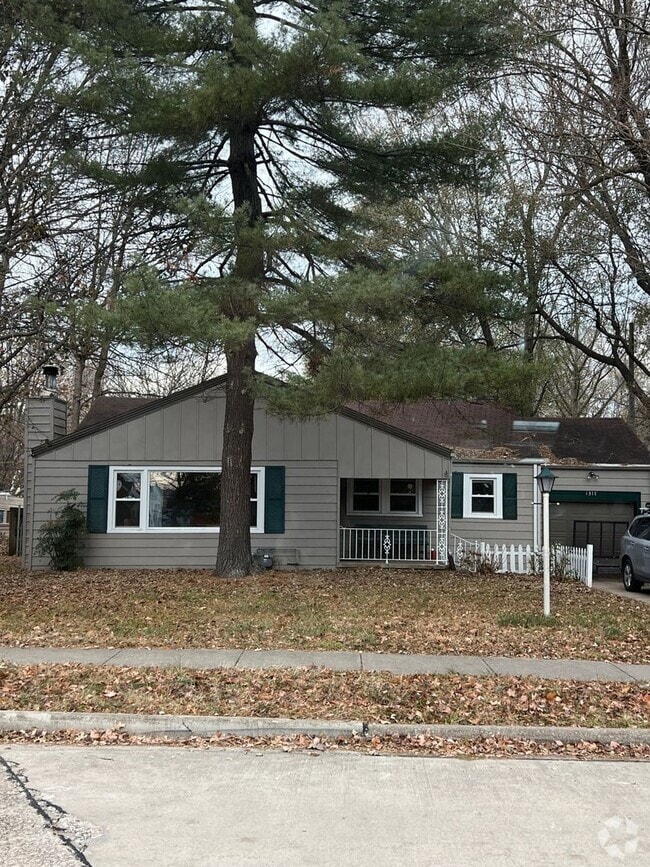 Building Photo - This 1224 square foot single family home h...