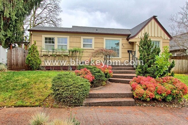 Building Photo - 3 Bed, 2 Bath Cottage in Uptown Vancouver with 2 Bedrooms on Main, Home Office and Bonus Room