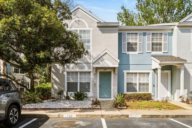 Building Photo - Beautifully Updated 2/2.5 Townhouse in the Heart of Lake Mary