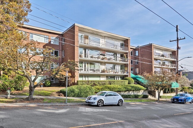 Building Photo - Walk to all that Downtown Queen Anne Offers! Unit 301