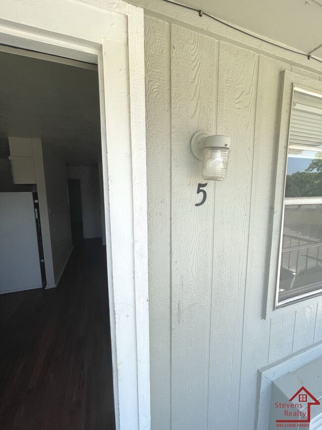 Photo - 1502 NW Kingsbury Ave