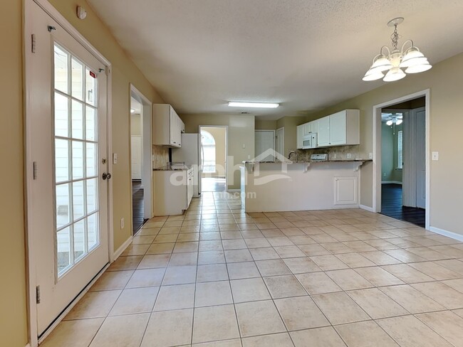 Photo - 420 Roberts Way