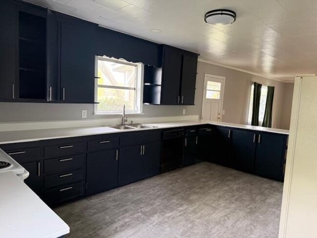 Photo - 2205 Stewart St