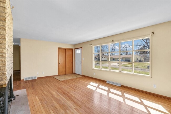 Photo - 220 Ivanhoe Way