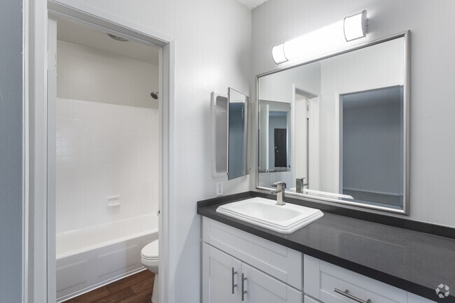 1BR, 1BA - 750 SF - #201