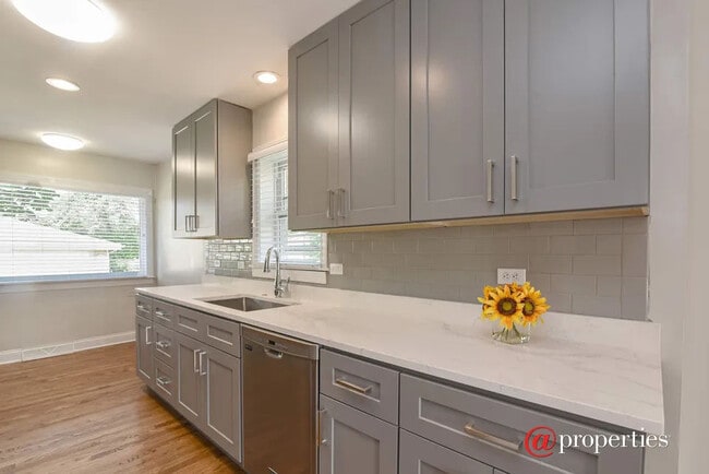 Photo - 143 Thelin Ct
