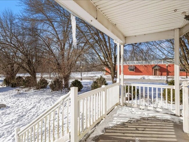 Photo - 520 1/2 W Bucyrus St- TOP FLOOR