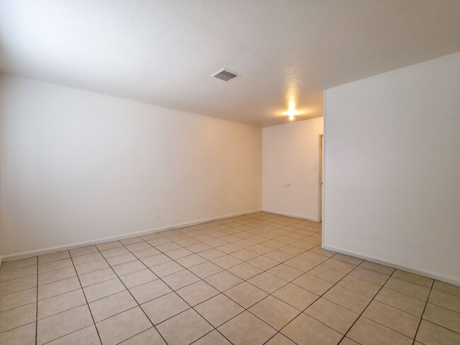 Building Photo - Cozy 1-bedroom / 1-bathroom Apartment Available for Lease in Yuma, AZ! Unit 579 W 3rd St