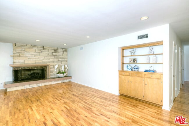 Photo - 221 S Carmelina Ave